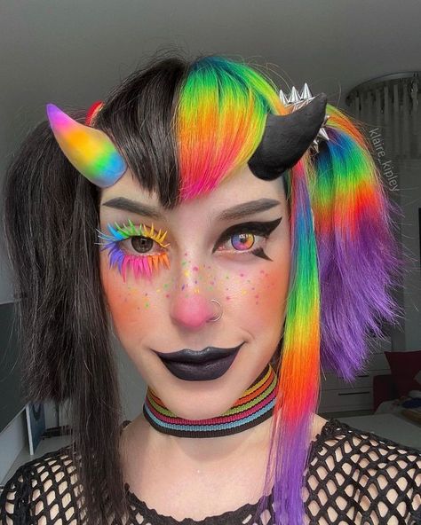 Goth Clowncore, Clown Hair, Lgbtq Fashion, Creepy Halloween Makeup, Space Buns, Cool Makeup Looks, Horror Movie Characters, Clown Makeup, Halloween Makeup Looks