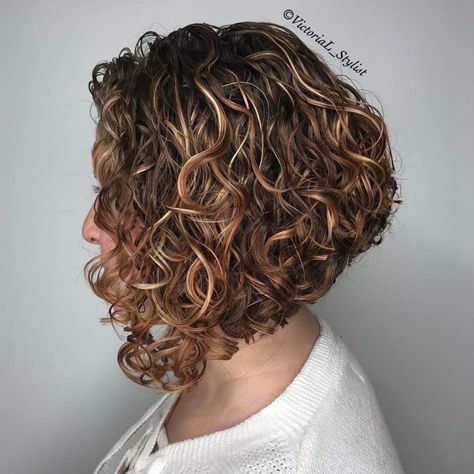 Inverted Curly Bob With Highlights Inverted Bob Curly Hair Short, Inverted Bob Curly, Bob Hairstyles Curly, Kręcony Bob, Curly Inverted Bob, Curly Angled Bobs, Graduated Bob Hairstyles, Inverted Long Bob, Trendy We Fryzurach