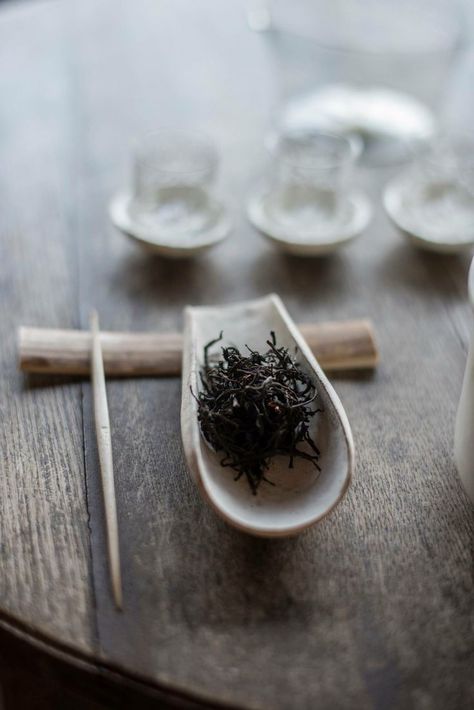 raw Ideas Taiwanese Tea, Tea Infusers, Tea Culture, Japanese Tea Ceremony, Tea Art, Chinese Tea, My Cup Of Tea, Tea Rituals, Tea Service