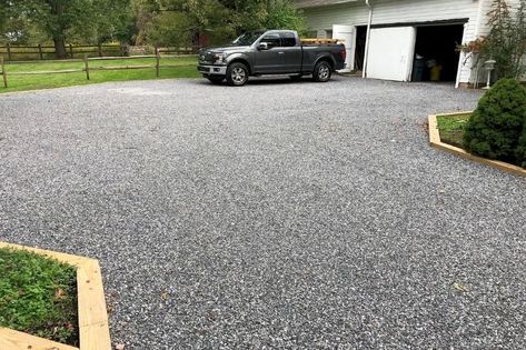 Gravel That Hardens Like Concrete - Home Care Zen Gravel Driveway Edging Ideas, Best Gravel For Driveway, Ranch Driveway, Driveway Edging Ideas, Gravel Driveway Edging, Gravel Driveway Landscaping, Patio Garden Bed, Deck Walkway, Crushed Gravel