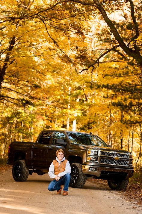 Hunting Senior Pictures, Truck Senior Pictures, Western Senior Picture Ideas, Sr Pictures, Senior Pictures Boys Outdoors, Boy Senior Portraits, Senior Photos Boys, Senior Photoshoot Poses, Unique Senior Pictures