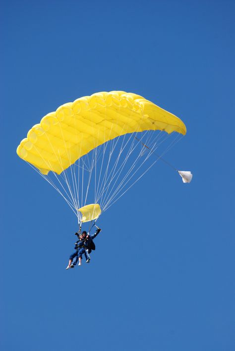 Cross this off my Bucket List. Sky Dive in @ Lake Taupo! Extreme Climbing, Sky Dive, Sky Diving, Estilo Cholo, Air Sports, Hang Gliding, My Bucket List, 23rd Birthday, Thrill Seeker