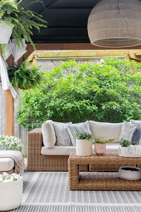 Backyard Deck Decor Outdoor Entertaining Area Furniture, Amber Interiors Patio, Outdoor Deck Styling, Transitional Patio Outdoor Spaces, Backyard Furniture Ideas Seating Areas, Modern Deck Furniture, Porch Seating Ideas, Deck Styling, Outdoor Furniture Australia