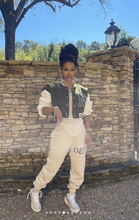 Teanna Taylor Outfits, Baggy Tomboy Outfits, Tyanna Taylor, Aleyah Lavelle, Teanna Taylor, Teyana Taylor Outfits, Baggy Sweatshirt, Jogging Suits, Taylor Outfits