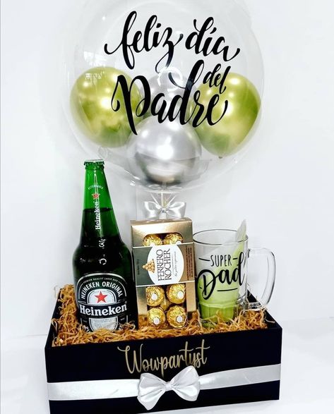 Fathers Day Gift Basket, Liquor Gifts, Personalised Gifts Diy, Diy Gifts For Dad, Diy Father's Day Gifts, Gift Box Design, Birthday Balloon Decorations, Gift Bouquet, Balloon Gift