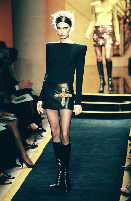 The Show That Would Become Gianni Versace’s Creative Epitaph | AnOther Gianni Versace 90s, Outdoors Quotes, Animals Tattoos, Versace 90s, Haute Couture Looks, Versace Runway, Quotes Humor, Tattoos Art, Versace Couture