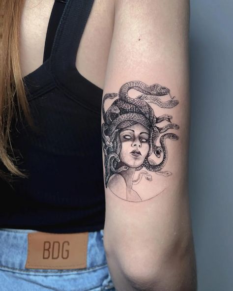 Small First Tattoos, Medusa Tattoos, Medusa Tattoo Design, Muster Tattoos, Medusa Tattoo, Inspiration Tattoos, Discreet Tattoos, Eye Tattoo, Simplistic Tattoos