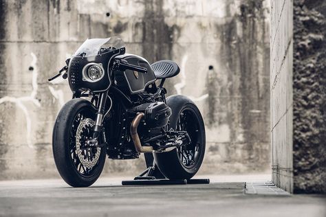 Bavarian Fistfighter: A brutal custom BMW R nineT from Rough Crafts. Custom Ducati, Bike Garage, Moto Scrambler, R Nine T, Motos Vintage, Motos Bmw, Мотоциклы Cafe Racers, Custom Bmw, Cafe Bike