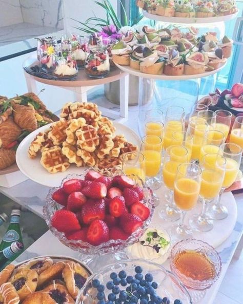 35+ Gorgeous Mothers Day Brunch Ideas To Show Your Love - HubPages Champagne Breakfast, Brunch Party Decorations, Boozy Brunch, Catering Ideas Food, Breakfast Party, Brunch Buffet, Baby Shower Brunch, Birthday Brunch, Mothers Day Brunch