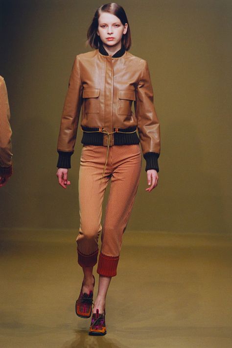 miu miu, 1999, pants, capri pants Miu Miu 1999, Miu Miu 90s, 90s High Fashion, 1999 Fashion, Prada Fashion Show, 90s Minimalism, Prada 2005, Fur Skirt, Fashion Runway