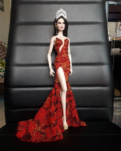 Catriona Gray Gown, Miss Universe Dresses, Gray Gown, Catriona Gray, Fashion Dolls Photography, Grey Gown, Barbie Fashionista Dolls, Barbie Model, Barbie Fashionista