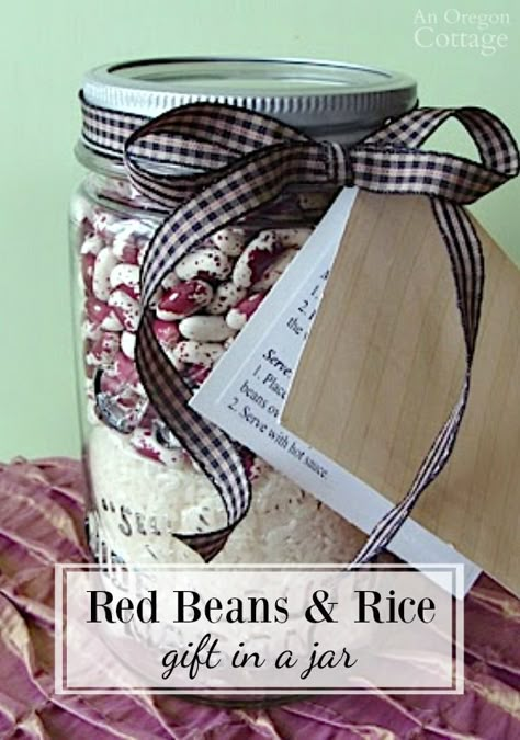 Red Beans and Rice Gift in a Jar makes a great last minute gift for holidays, weddings, hostess, and more. Unique way to give dinner to someone! #masonjar #recipe #gift #giftidea Gift In A Jar, Homemade Dry Mixes, Soup In A Jar, Red Beans And Rice, Free Printable Tags, Gift Jar, Mason Jar Meals, Beans And Rice, Wine Bottle Diy Crafts