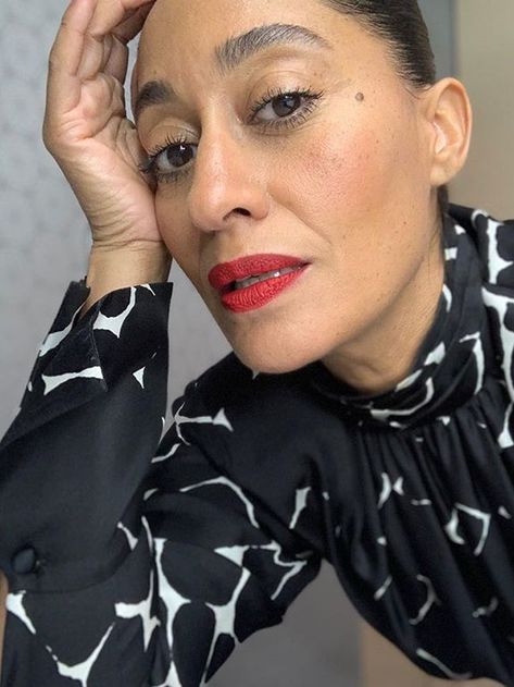 How to Wear Bright Lipstick Like You Know What You're Doing Pop Of Color Hair, Tracee Ellis Ross Style, Ways To Boost Your Mood, Tracee Ellis Ross Fashion, Makeup Dewy, Bright Lipstick, Japanese Skincare, Skin Care Cosmetics, No Makeup Makeup