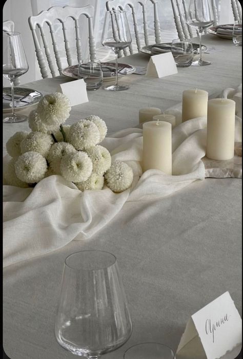 Minimalist Wedding Table Florals, Wedding Table Settings Minimalist, Minimalist Wedding Table Decor, Monochromatic Wedding, Minimalistic Wedding, Minimalist Wedding Decor, 200 Followers, Winter Table, Wedding Decor Elegant