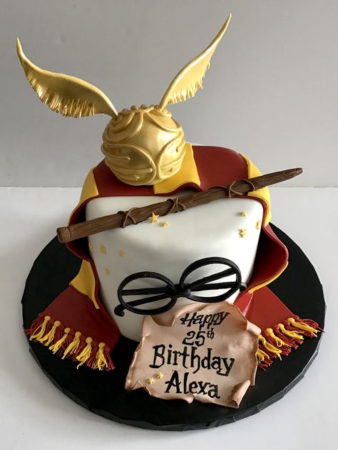 Harry Potter Cake ⚡️ Tort Harry Potter, Harry Potter Cake Ideas, Gateau Harry Potter, Harry Potter Motto Party, Harry Potter Cakes, 7th Birthday Cakes, Harry Potter Birthday Cake, Harry Potter Bday, Harry Potter Theme Party