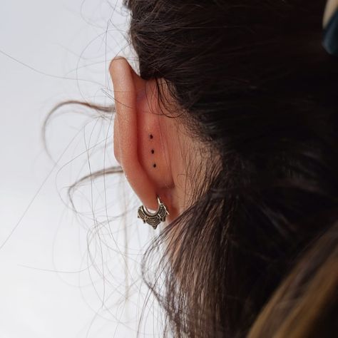 Minimalist Tattoo Behind Ear, Tattoos Stick And Poke, Inner Ear Tattoo, Maching Tattoos, Homemade Tattoos, Stick Poke Tattoo, Minimal Tattoos, Dot Tattoos, Handpoke Tattoo