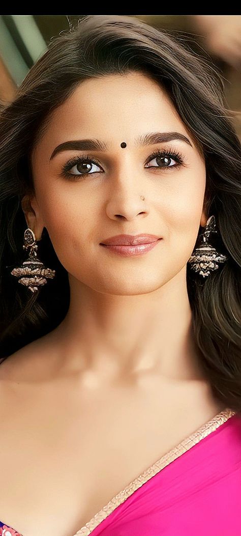 Alia Bhatt 🩷 Rani 👸🏻 Alia Bhatt Smokey Eye Makeup, Alia Bhatt Rocky Aur Rani Makeup, Alia As Rani, Rani Alia Bhatt, What Jhumka Alia Bhatt Song, Alia Bhatt Rani Look, Alia Bhatt Saree In Rocky Aur Rani, Alia Bhatt Makeup Looks, Alia Bhatt Drawing