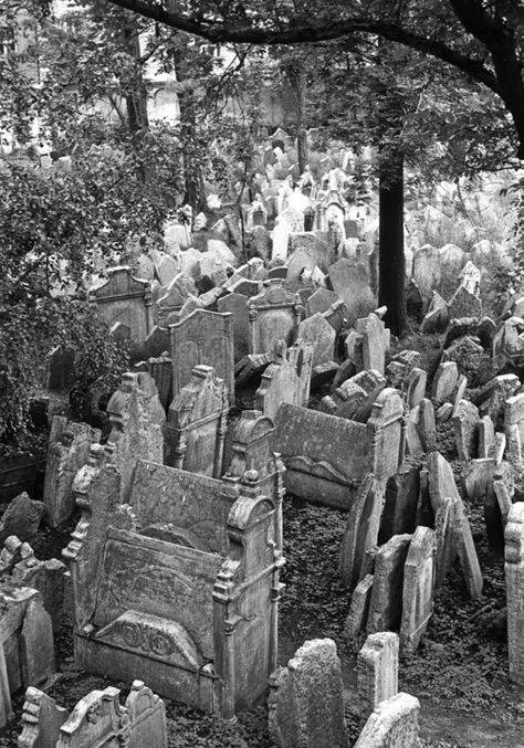 Jewish Cemetery, Old Cemetery, Cemetery Statues, Cemetery Headstones, Old Cemeteries, Cemetery Art, Last Ride, Prague Czech Republic, Art Disney