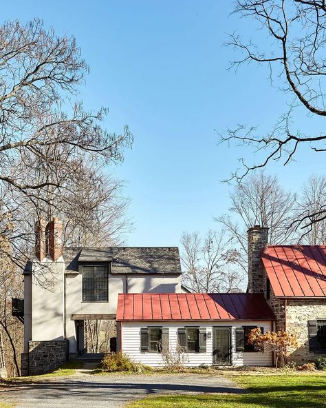 Red Metal Roof, Modern New Build, Vienna House, Red Roof House, Stone Farmhouse, Colonial Exterior, Old Fireplace, Stucco Exterior, Exterior Paint Colors For House