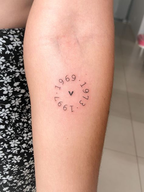 Dates Tattoo #datestattoo #numberstattoo #tattoodatas #finelinetattoo #tattoofemenina #smalltattooideas #tattooideias Tattoo Ideas Birthday, Dates Tattoo, Tattoo Date, Fineline Tattoo Ideas, Fineline Tattoos, Date Tattoos, Fineline Tattoo, Fine Line Tattoo, Line Tattoo