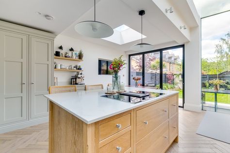 Franche: Stunning Victorian Home (Earlsfield, South West London) | AURA Architecture Side Return Kitchen Extensions, Modern Oak Kitchen, Kitchen Expansion, Side Return Extension, Kitchen Diner Extension, Terrace Kitchen, Open Plan Kitchen Dining Living, Side Return, Open Plan Kitchen Dining