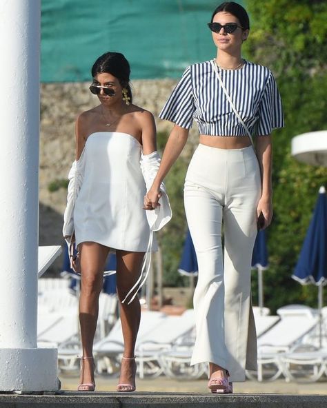 Kendall And Kourtney, Kylie Jenner Outfits Casual, Jenner Girls, Estilo Kardashian, Kourtney Kardashian Style, Kylie Jenner Outfits, Kendall Jenner Outfits, Jenner Outfits, Jenner Style