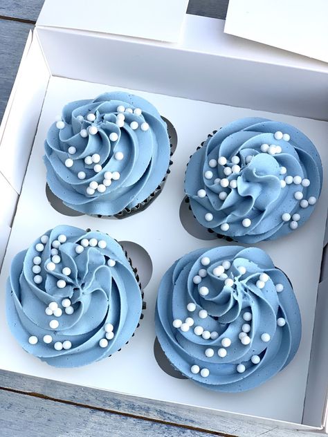 Blue Wedding Cupcakes, Cupcake Craft, Cupcake Crafts, Cupcake Bouquets, Blue Icing, Unique Cupcakes, Family Cake, Blue Cupcakes, Homemade Cupcakes