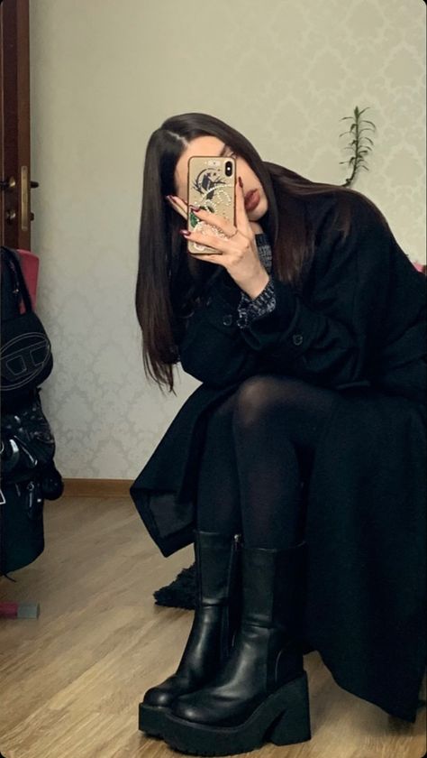 Outfits Aesthetic Escuela, Cool Black Outfits, Clean Goth Aesthetic, Outfits Ideas Black, Alternative Luxe, Aesthetic Instagram Feed, Best Winter Outfits, Dark Feminine Aesthetic, All Black Outfit