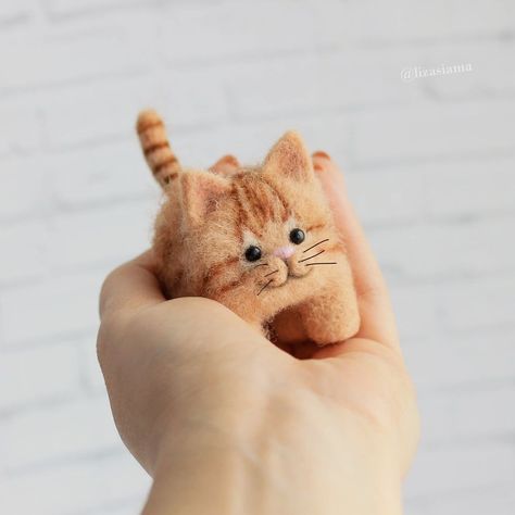 Russian Artist’s Felted Wool Animals Might Stun You With Their Cuteness (67 Pics) Felt Craft Projects, Needle Felted Cat, Wool Cat, Animal Knitting Patterns, Felt Pictures, Wool Animals, Adorable Kittens, Wool Projects, Felt Cat