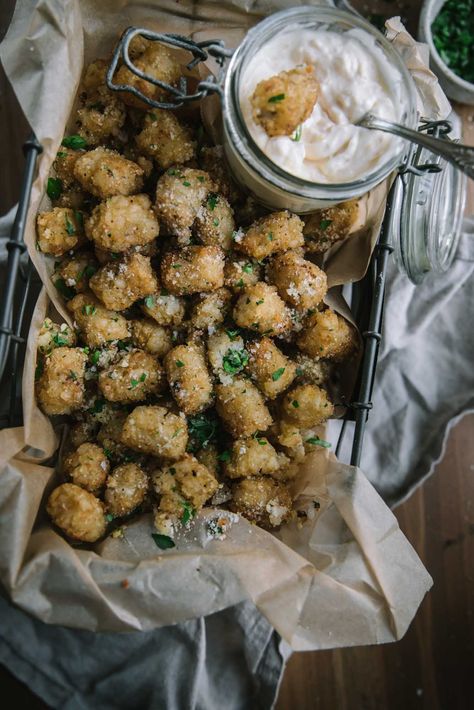 Tater Tot Appetizers, Truffle Aioli, Truffle Oil Recipes, Tater Tot Recipes, Sandwich Sides, Fancy Appetizers, Truffle Fries, Garlic Aioli, Truffle Oil