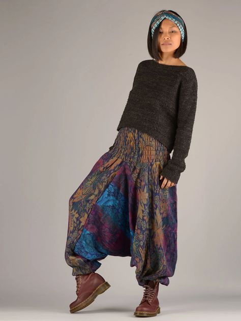 harem pants outfit - Google Search Art School Outfit, Harem Pants Outfit, Harem Pants Fashion, New Hijab, Winter Trousers, Hijab Ideas, Mode Hippie, Indian Flowers, Hippy Style