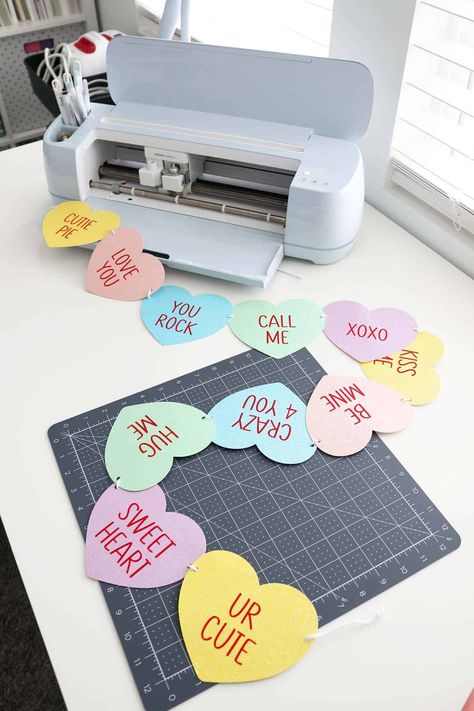 This simple DIY banner is perfect for your Valentine's decor and is a fun paper craft Cricut project! Get the Design Space project and all my tips and tricks in the blog post! Cricut Heart Projects, Paper Projects With Cricut, Cricut Projects Valentines Day, Valentine Cricut Projects, Cricut Paper Garland, Cricut Kids Projects, Cricut Valentines, Diy Valentine Decor, Diy Valentines Banner