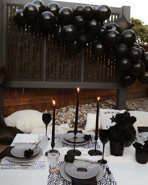 Black And White Birthday Theme, Black And White Picnic, Graduation Picnic, Black Picnic, 29th Birthday Gifts, Picnic Inspo, Virgo Birthday, Luxury Picnic, 20s Party