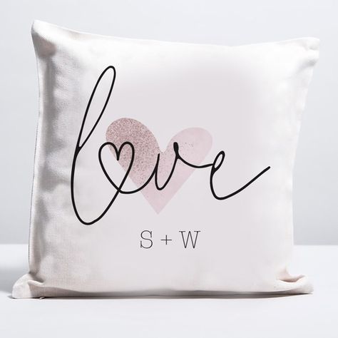 Love Initials, Diy Vinyl Projects, Romantic Birthday Gifts, Sublimation Gifts, Family Pillow, Cricut Christmas Ideas, Pillow Cases Diy, Personalized Balloons, Maker Project