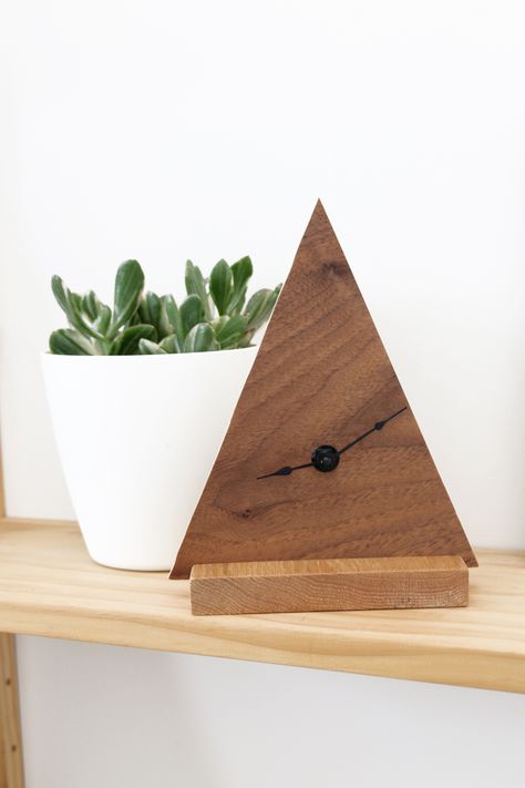 Flask Diy, Geometric Clock, Clock Table, Diy Side Table, Stand Table, Deco Originale, Wood Clocks, Diy Clock, Wood Wall Clock