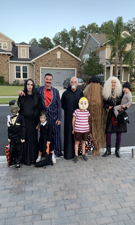 Addams Family Halloween Costumes, The Addams Family 2019, Addams Family 2019, Family Costume Ideas, Adams Family, The Addams Family, Family Costumes, Family Halloween Costumes, Salou