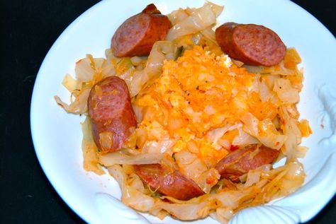 Spicy cabbage with kielbasa and mashed sweet potatoes Cabbage Cooked, Spicy Cabbage, Kielbasa And Cabbage, Over Mashed Potatoes, Kielbasa Recipes, Bacon Sausage, Cooking Bacon, One Dish Dinners, Veggie Delight