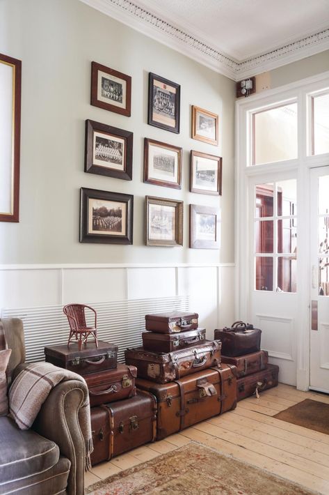 A 19th-century Scottish home - Homes and Antiques Scottish Cottage Interior, Scottish Bedroom, Scottish Interiors, Scottish Cottage, Lodge Bedroom, Scottish Decor, Scottish Cottages, Scottish Homes, Kitchen Banquette