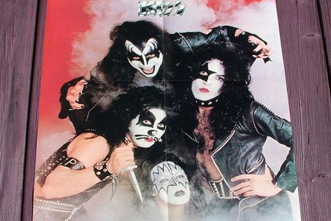 music photos I Watch The Moon, Kiss Poster, Kiss Artwork, Kiss Rock Band, Muzică Rock, Kiss Music, Kiss Photos, Rock Hair, Eric Singer