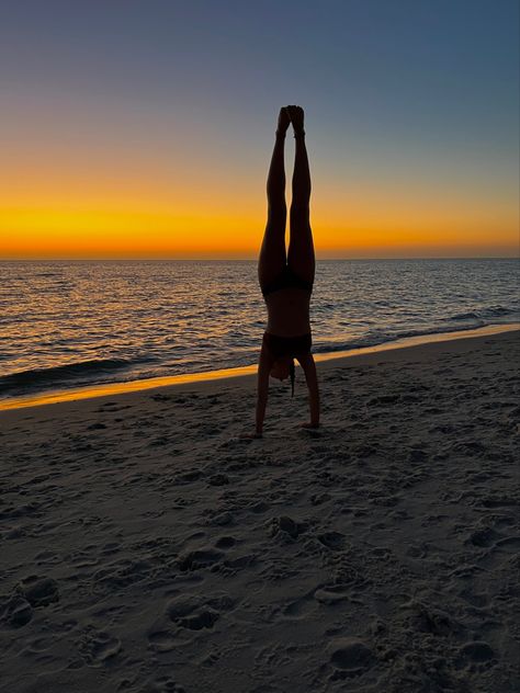 #handstand #summer #sunset #beach #beachsunset #tiktok #aesthetic #ocean Splits Aesthetic Beach, 2024 Summer Vision Board, Beach Gym Aesthetic, Hand Stand Aesthetic, Handstand On Beach, Beach Sports Aesthetic, Handstands Aesthetic, Gymnastics On The Beach, 2024 Vision Board Ideas Inspiration