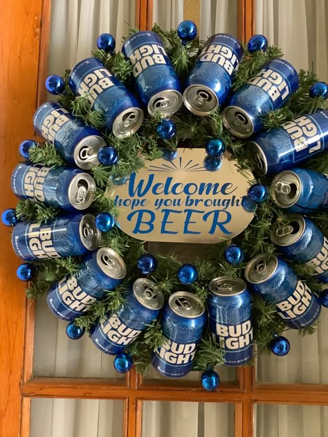 Beer Can Lights Diy, Beer Can Wreath Diy, Beer Can Crafts Ideas, Beer Can Christmas Tree Diy, Beer Can Christmas Ornaments, Man Cave Christmas Decor, Beer Can Decor, Brewery Christmas Decorations, Christmas Pub Decorations