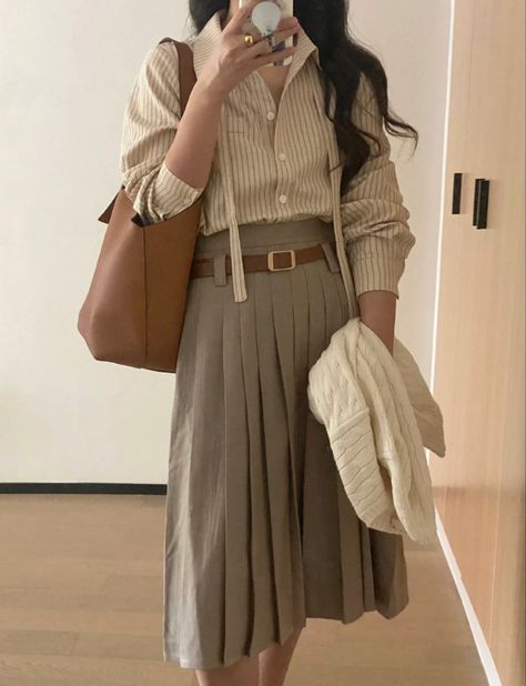 University Teacher Outfit, English Teacher Outfit, Academia Outfits, Teacher Clothes, Soft Autumn, Teacher Outfit, Teacher Outfits, Cool Fits, English Teacher