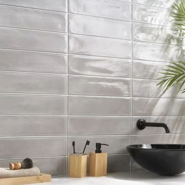 Neutral Contemporary Kitchen, Modern Tile Backsplash, Textured Subway Tile, Kitchen Wall Tiles Design, Grey Kitchen Tiles, Gray Tile Backsplash, Gray Backsplash, Tile Refinishing, Grey Wall Tiles