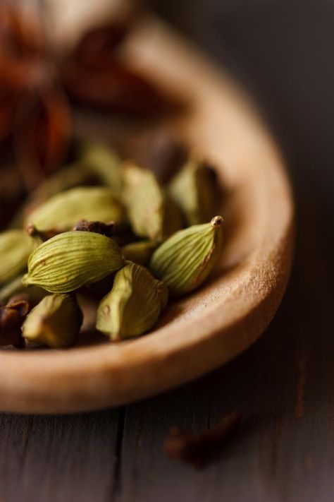 Cardamon                                                                                                                                                                                 More Spices Photography, Food Photography Inspiration, Persian Food, Spices And Herbs, Food Photography Styling, Beautiful Food, Food Design, Doterra, Food Styling