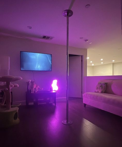 Kyahnextdoor Living Room, Baddie Apartment Ideas Bedroom, Baddie House Decor, Ladies Lounge Woman Cave, Baddie Living Room Ideas, Vision Board Aesthetic Pictures, Bedroom Ideas Baddie, Penthouse Ideas, Women Cave