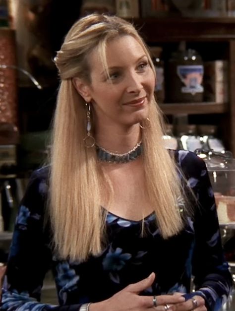 Phoebe Buffay Style, Lisa Kudrow Friends, Phoebe Buffay Outfits, Friends Phoebe, Lisa Kudrow, Character Styles, 90s Outfits, Glee Fashion, Friends Scenes