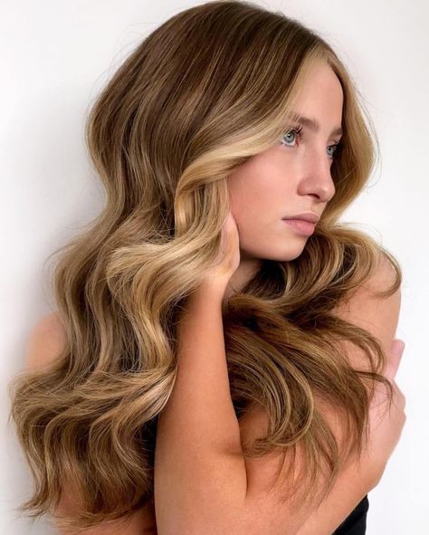 Golden Blonde Hair for Women with Pale Skin Women With Pale Skin, Hair With Blonde Front Pieces, Blonde Front Pieces, Blonde With Money Piece, Hair Colors For Pale Skin, Colors For Pale Skin, White Blonde Hair Color, Balayage Hair Honey, Champagne Blonde Hair