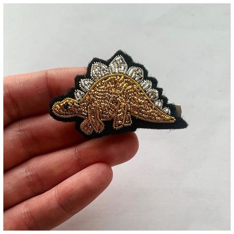 Beaded Dinosaur, Surface Techniques, Diy Brooch, Brooch Ideas, Pearl Work, Beading Embroidery, Beads Pattern, Beading Crafts, Dinosaur Pattern