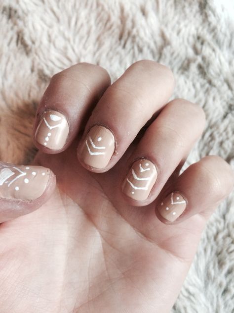 Native boho nude and white nail design White And Tan Nail Designs, Tan And White Nails Design, Tan Nails With White Lines, White Boho Nails Art Designs, Aztec Almond Nails, White Aztec Nails, Aztec Nail Ideas, Neutral Aztec Nails, Tan Nail Designs