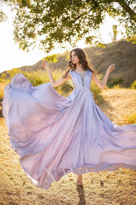 Beautiful Dress Photoshoot, Poses In Long Gown, Gown Dress Photoshoot Ideas, Big Dress Poses, Flowing Dress Photography, Flowy Dress Poses, Poses In Long Dresses, Vineyard Poses, Big Flowy Dress